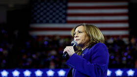 "إنها دمية".. تصرف لهاريس يثير موجة من الانتقادات (فيديو)