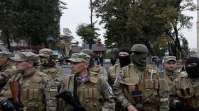 في انتهاك صارخ.. شركة عسكرية أمريكية تنشر صورة لمدفع ومرتزقة بجانب ملعب أطفال