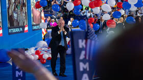 بكاء نجل والز وشده من قبل والده على مسرح مؤتمر الحزب الديمقراطي في شيكاغو يثير تفاعلا (فيديو)