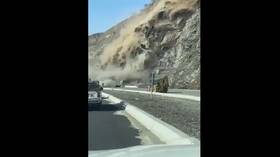 السعودية.. انهيار صخري كبير قبل ثوان من سقوطه على المركبات (فيديو)