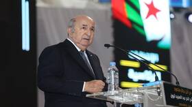 الجزائر.. مديرية الحملة الانتخابية تصدر بيانا بعد "سجود" شاب أمام صورة المرشح تبون