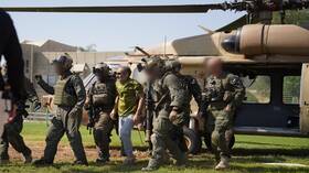 "هآرتس": القاضي تمكن من تحرير نفسه بمفرده والفرار