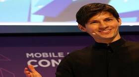 لحظة خروج دوروف من محكمة باريس بعد إطلاق سراحه بشروط (فيديو)