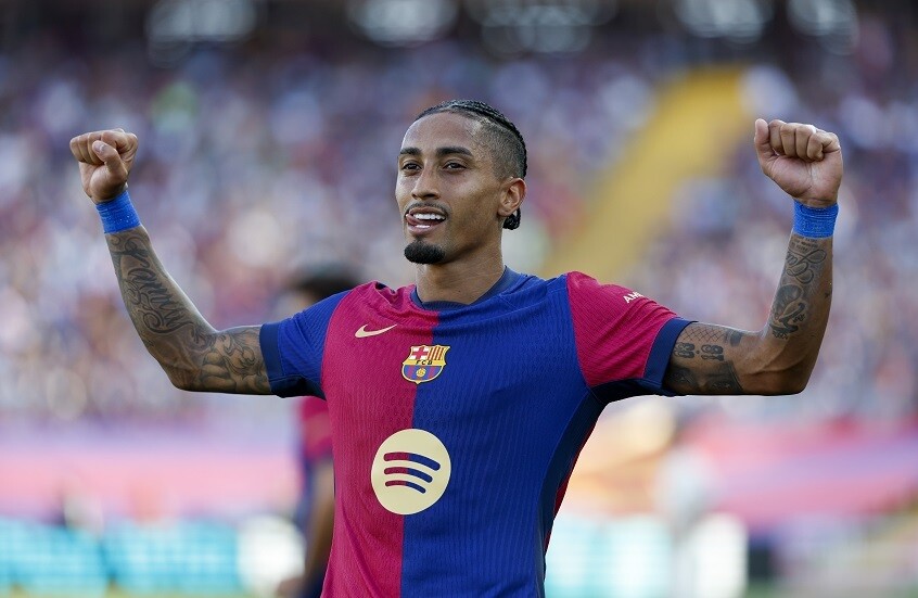 سرقة كرة "الهاتريك".. موقف "طريف" بين لاعبين من برشلونة