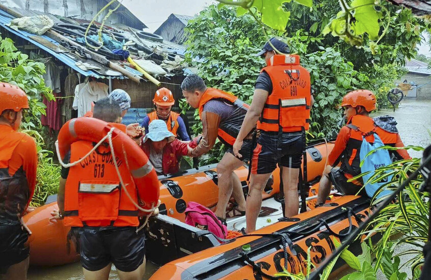 عاصفة قوية تضرب شمال الفلبين وتتسبب في تعطيل المدارس والعمل والسفر (صور+فيديو)