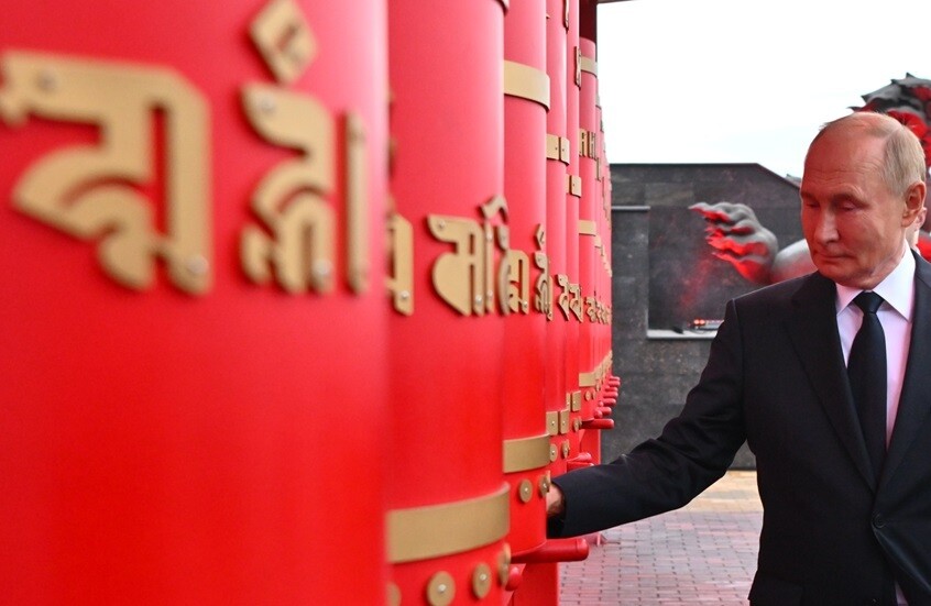 بوتين يزور أكبر دير بوذي في روسيا (فيديو)