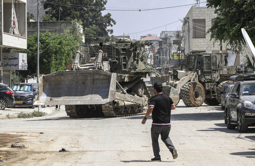 القوات الإسرائيلية تجري عمليات تجريف واسعة في جنين (فيديوهات)