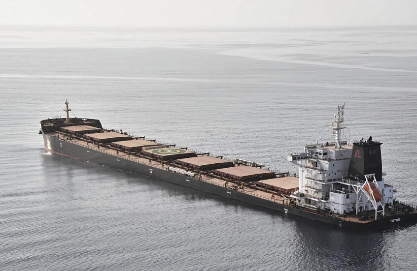 مصدران لـ"رويترز": ناقلة نفط سعودية وسفينة تجارية تبلغان عن تعرضهما لهجوم في البحر الأحمر