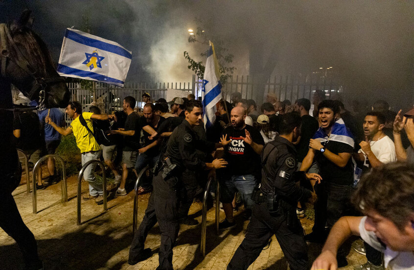 يديعوت أحرنوت: اشتباكات عنيفة في القدس بين الشرطة ومتظاهرين إسرائيليين يطالبون بإنجاز صفقة الأسرى