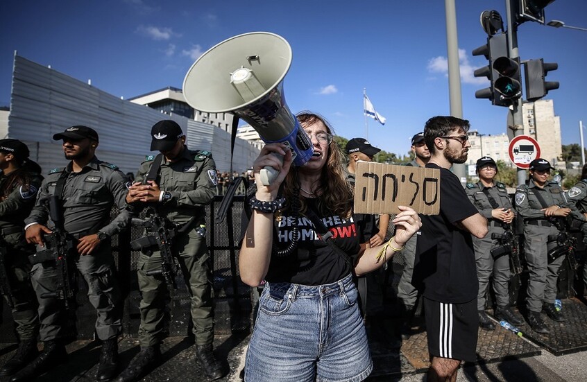 لابيد يشن أعنف هجوم على نتنياهو بعد مقتل الرهائن الـ6 في قطاع غزة