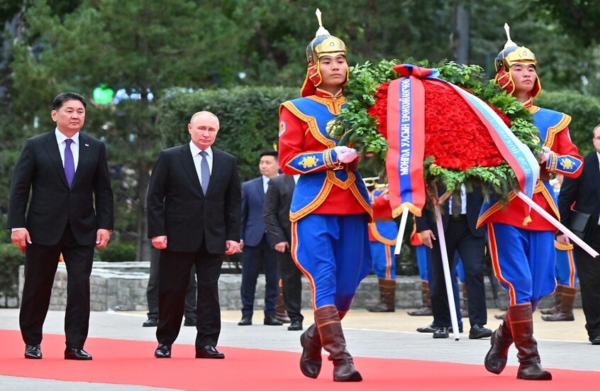 بوتين يضع إكليلا من الزهور على نصب تذكاري للمارشال السوفيتي جوكوف في تشويبولسان المنغولية