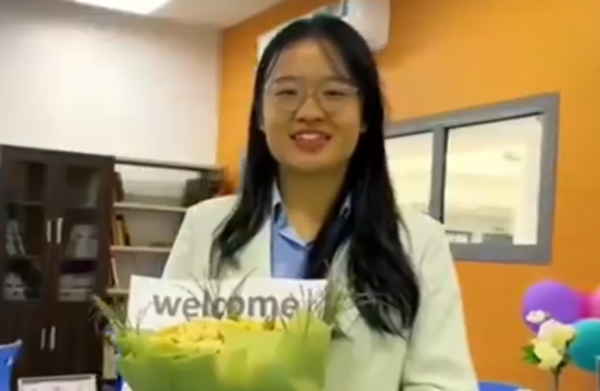 السعودية.. استقبال حافل ولافت من طلاب مدينة صبيا  لمعلماتهم الصينيات (فيديو)