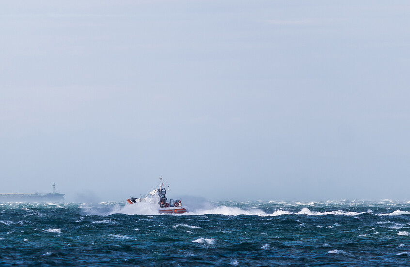 غرق باخرة إيرانية في مياه الكويت وانتشال 3 جثث ولا يزال البحث جاريا عن البقية