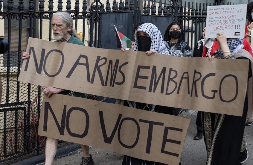 برلماني إيطالي: بريطانيا توقف إمداد إسرائيل بالسلاح وحكومة ميلوني تدردش