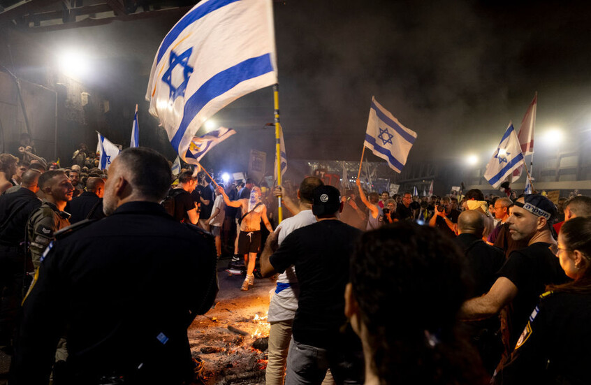 الشرطة الإسرائيلية تفرق المتظاهرين بالقوة في تل أبيب (فيديوهات)