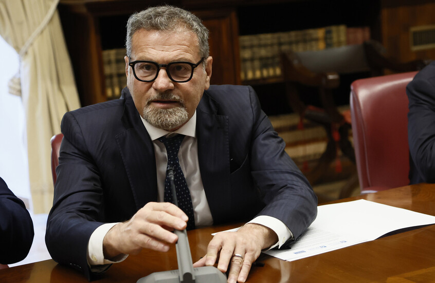 إيطاليا.. فضيحة سياسية بسبب مشاركة مدونة جميلة في فعاليات حضرها وزير الثقافة (صور)