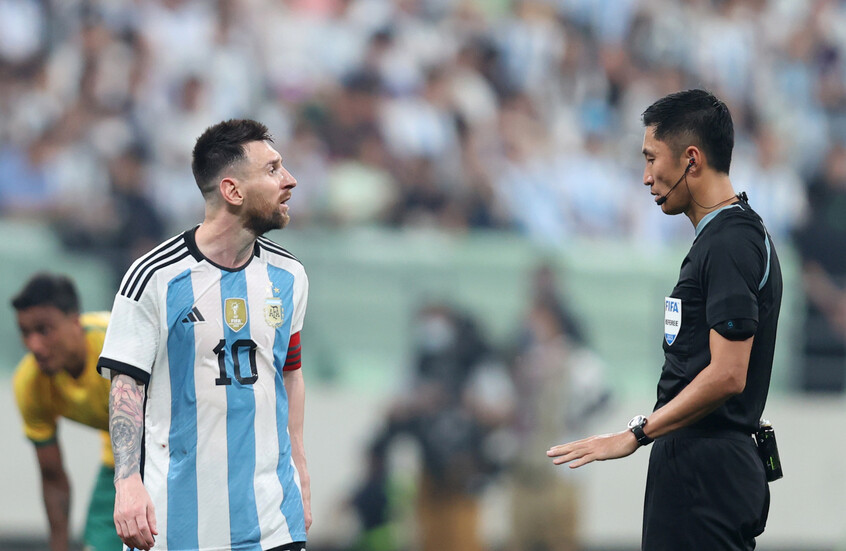 اتهامات ضد ميسي بحصوله على حماية من الحكام