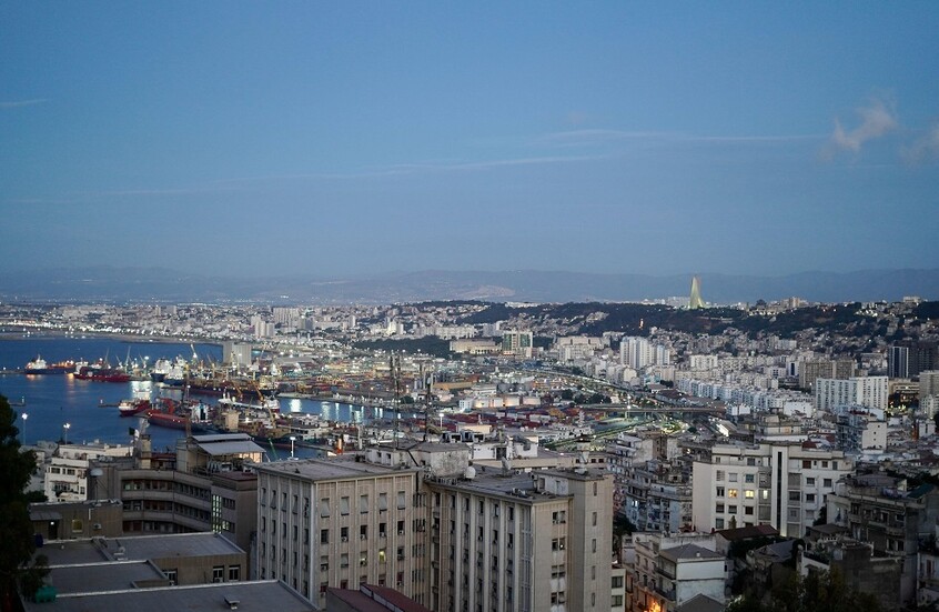 الجزائر.. موجة حر شديدة ورعود تجتاح عددا من الولايات وديوان الأرصاد ينبه