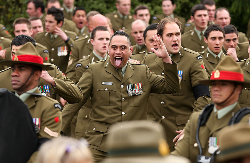 أفراد من الجيش النيوزيلندي يؤدون رقصة الهاكا التقليدية أمام قائدهم الجديد