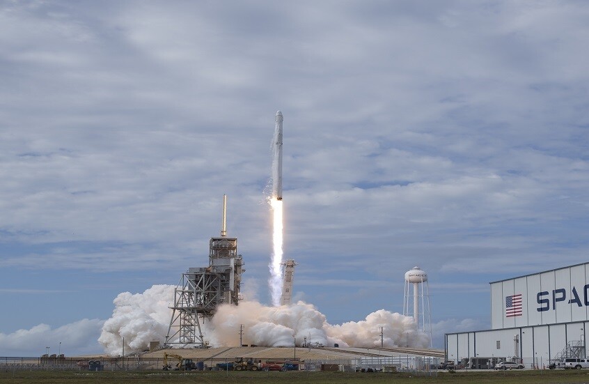 صاروخ النقل "فالكون-9" يحمل إلى الفضاء أقمار تجسس صناعية 