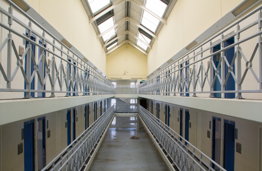 لتخفيف الاكتظاظ في السجون.. بريطانيا تدرس نقل المجرمين إلى دولة ثانية