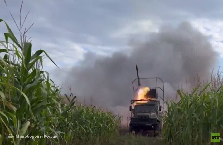 أنظمة "غراد" الصاروخية الروسية تدك مواقع قوات أوكرانية على حدود مقاطعة كورسك