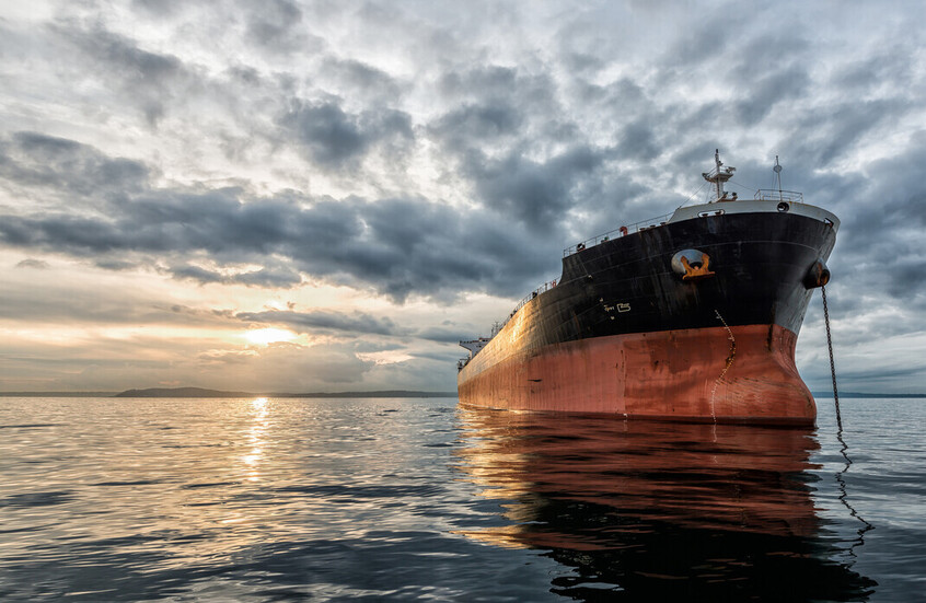 رفع السرية عن صور جوية للناقلة "سونيون" لحظة احتراقها بالبحر الأحمر (صور)