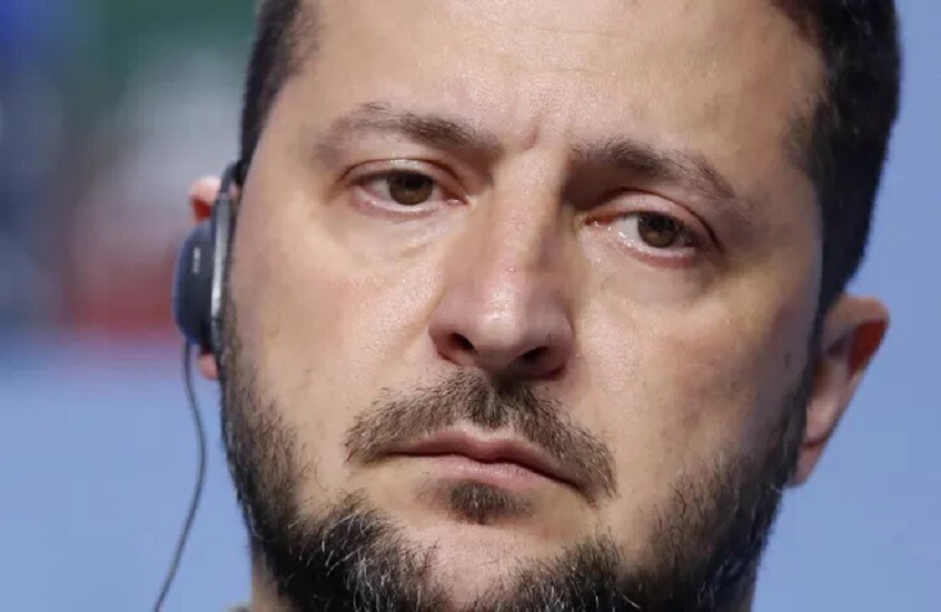 سياسي فرنسي يتحدث عن كارثة مزدوجة تواجه زيلينسكي