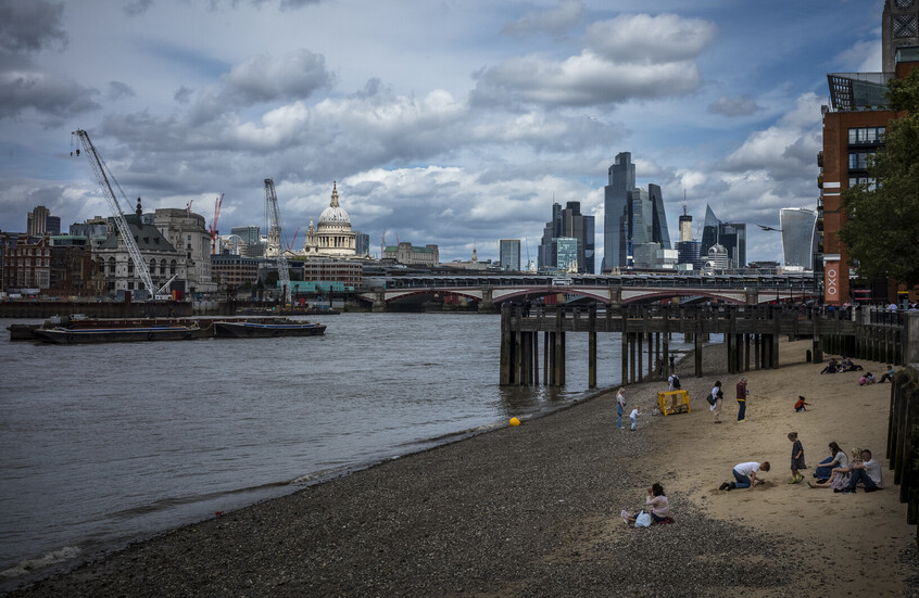 بعد الضجة التي أحدثتها الواقعة.. إماراتي يروي تفاصيل إنقاذه لفتاة من الغرق في نهر التايمز