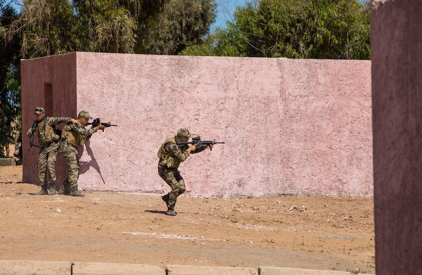 تحت المراقبة منذ 20 عاما.. الأمن المغربي يعتقل ملك التهريب "البارون ليموني" في عقر مزرعته  (صورة)