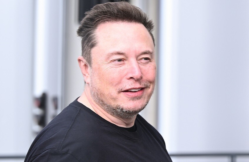 ماسك يسخر من "زعامة" بايدن