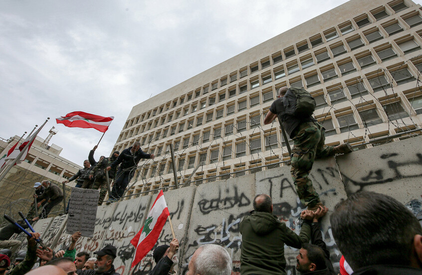 مراسلتنا: سلامة يمثل أمام القضاء اللبناني وسط احتجاجات وتدابير مشددة