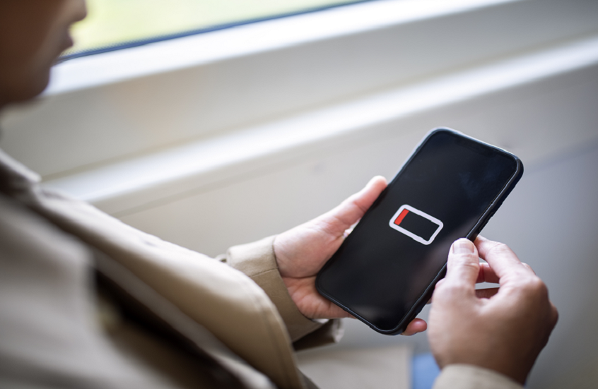 إعداد مخفي في "آيفون" قد يضاعف عمر البطارية