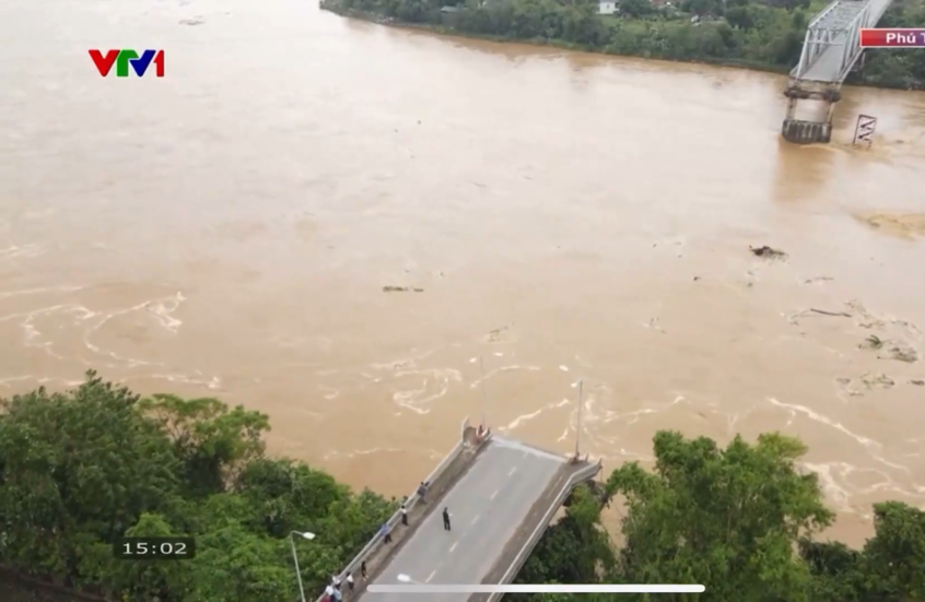 كاميرا المراقبة ترصد لحظة انهيار جسر عملاق في فيتنام