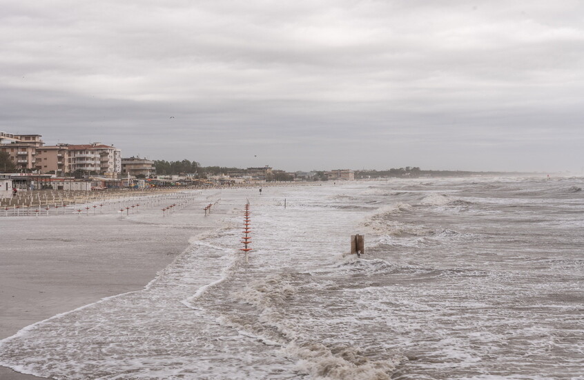 إعصار مفاجئ يداهم شاطئا سياحيا في إيطاليا مخلفا دمارا واسعا