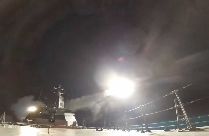 بحرا وبرا.. السفن الحربية والغواصات وأنظمة الصواريخ الساحلية الروسية تشن ضربة مشتركة