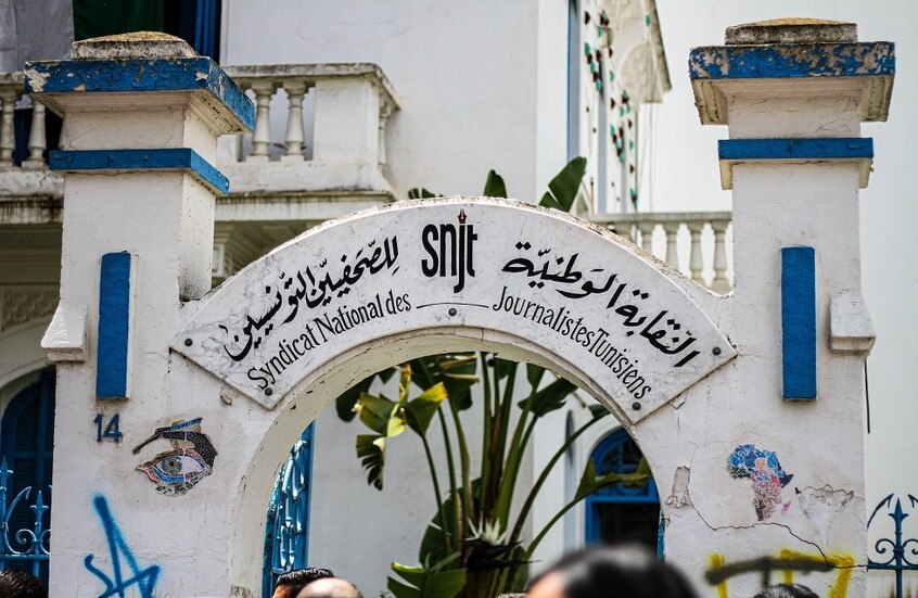 تونس.. نقابة الصحفيين تطالب بتوفير الرعاية الصحية للإعلامي محمد بوغلاب