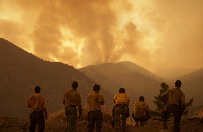 أعمدة الدخان تغطي سماء جنوب كاليفورنيا الأمريكية نتيجة عدة حرائق كبرى