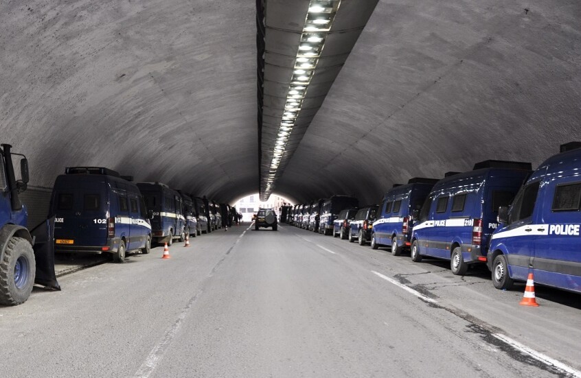 جريمة بشعة تهز الجزائر.. شقيقتان مشهورتان على "تيك توك" تحرقان شابا حيا