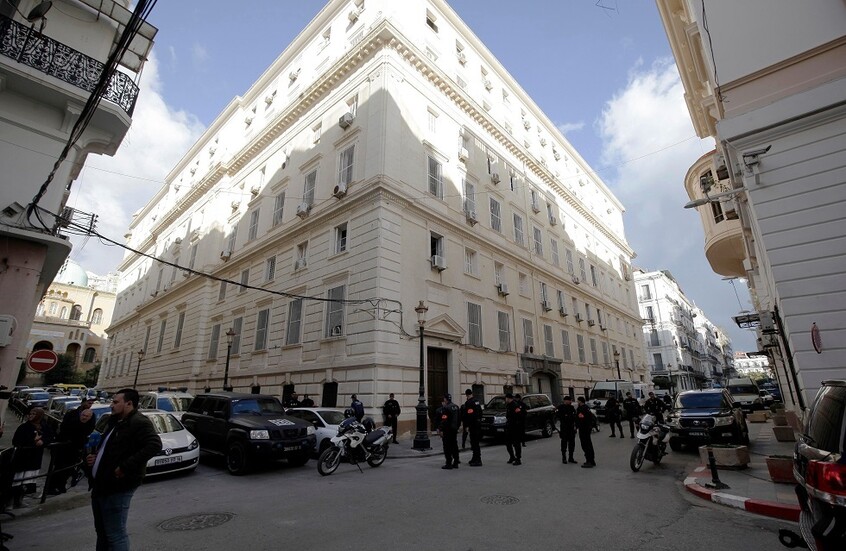 الجزائر.. قريبا الفصل في ملف تهريب الذهب والـ 1100 مليار