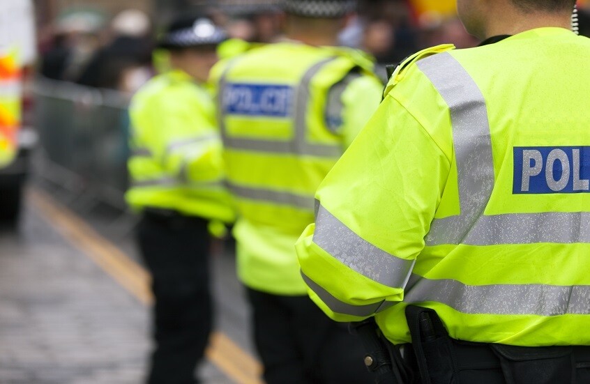 "تأثير سلبي على أعضائهم التناسلية".. جدل بريطاني واسع بعد قرار "مجنون" يخص ملابس الشرطة رجالا ونساء
