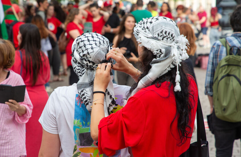 متحف في نيويورك يطرد ثلاثة موظفين ارتدوا الكوفية الفلسطينية (صورة)