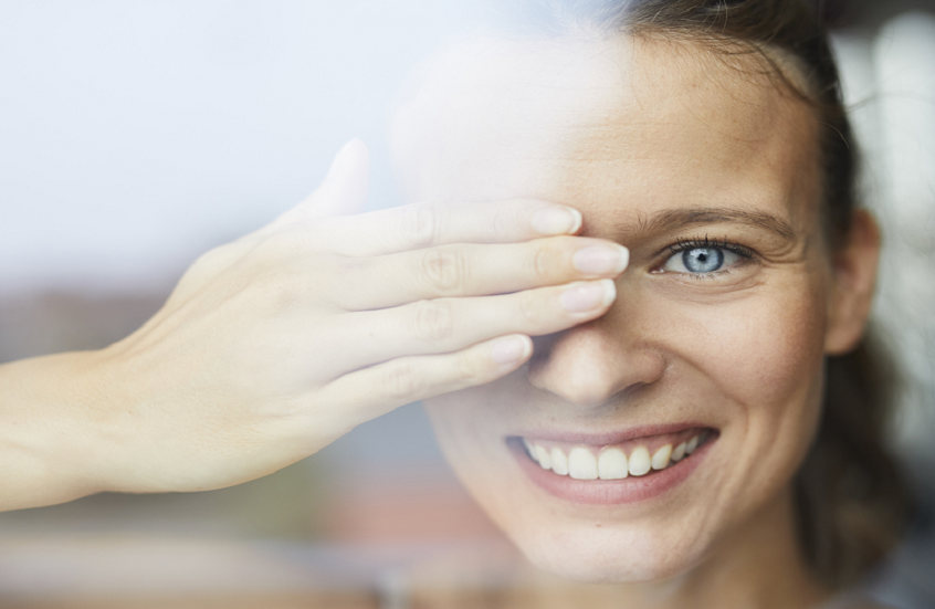 دون أدوية وبلا تكاليف مالية.. علاج سحري "مضحك" لجفاف العين