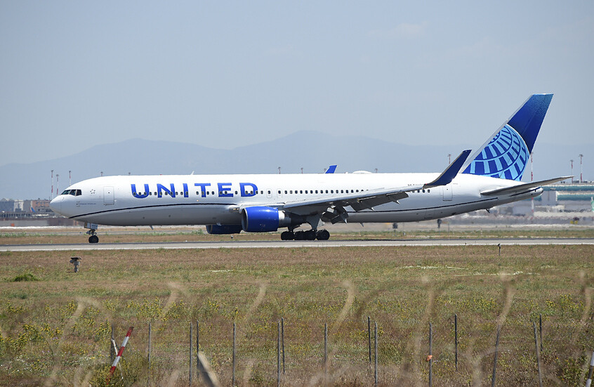 مضيفة أمريكية تضع علم فلسطين على سترتها وتثير غضبا إسرائيليا والشركة ترد: نسمح للموظفين التعبير بفخر