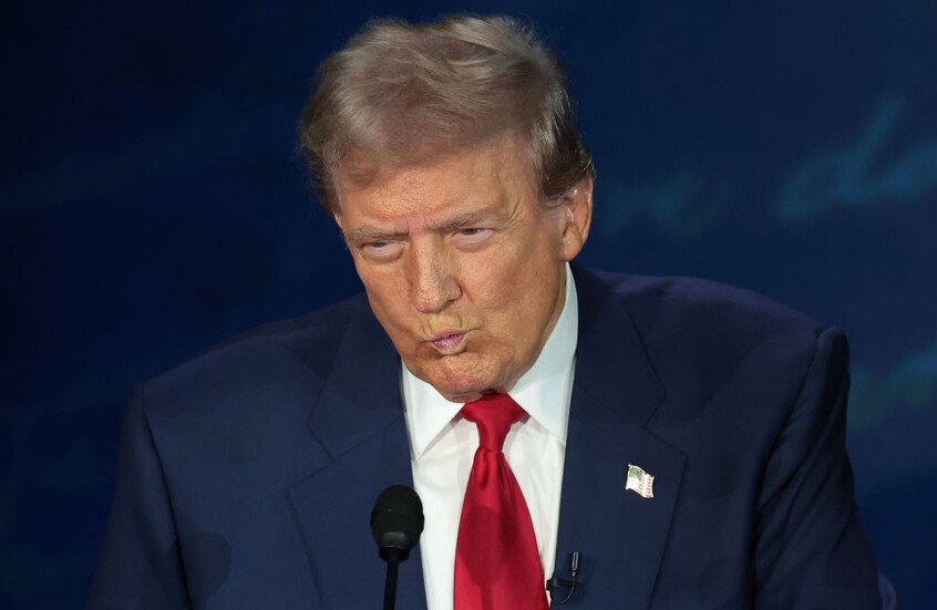 قاض في ولاية جورجيا يسقط تهمتين جنائيتين عن ترامب