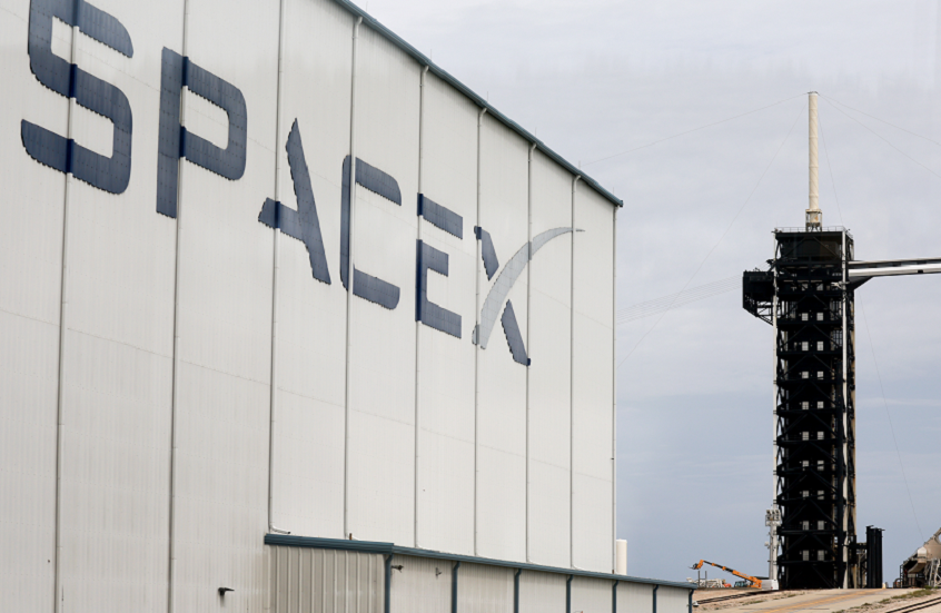 على غرار الهبوط على القمر.. إنجاز "سبيس إكس" الفضائي التاريخي يثير نظريات المؤامرة!