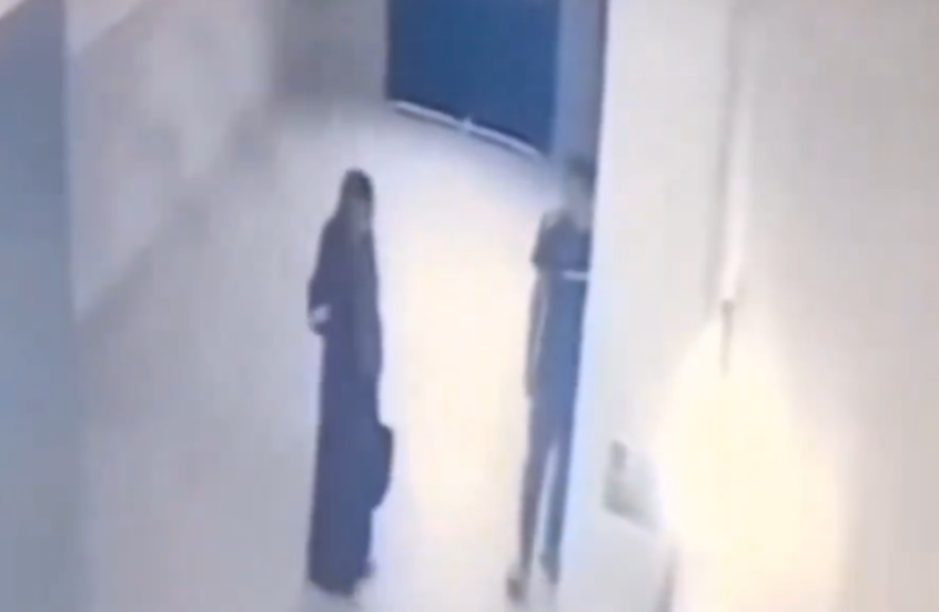 الجزائر.. مقطع فيديو يظهر "وحشا بشريا" يعتدي على مسنة يثير غضبا كبيرا والأمن يتحرك (فيديو)