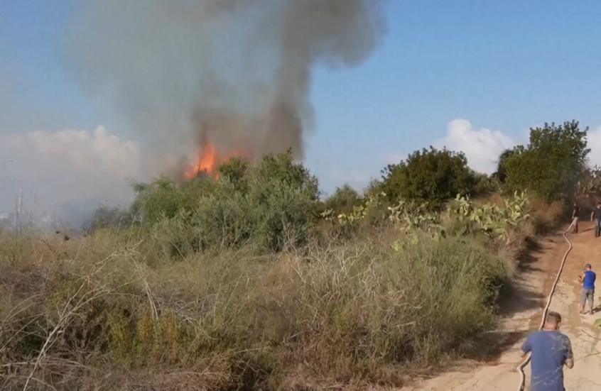 آثار سقوط صاروخ أطلق من اليمن بالقرب من تل أبيب