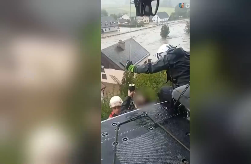 شاهد.. مروحية تنتشل أشخاصا من مياه الفيضانات في التشيك