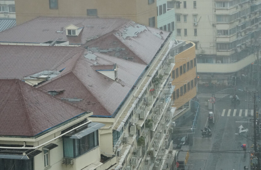 الصين.. أقوى عاصفة منذ أكثر من 70 عاما تصل إلى شنغهاي (فيديوهات)